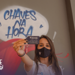 Jovem com as chaves da apartamento na mão