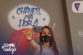 Jovem com as chaves da apartamento na mão