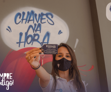 Jovem com as chaves da apartamento na mão